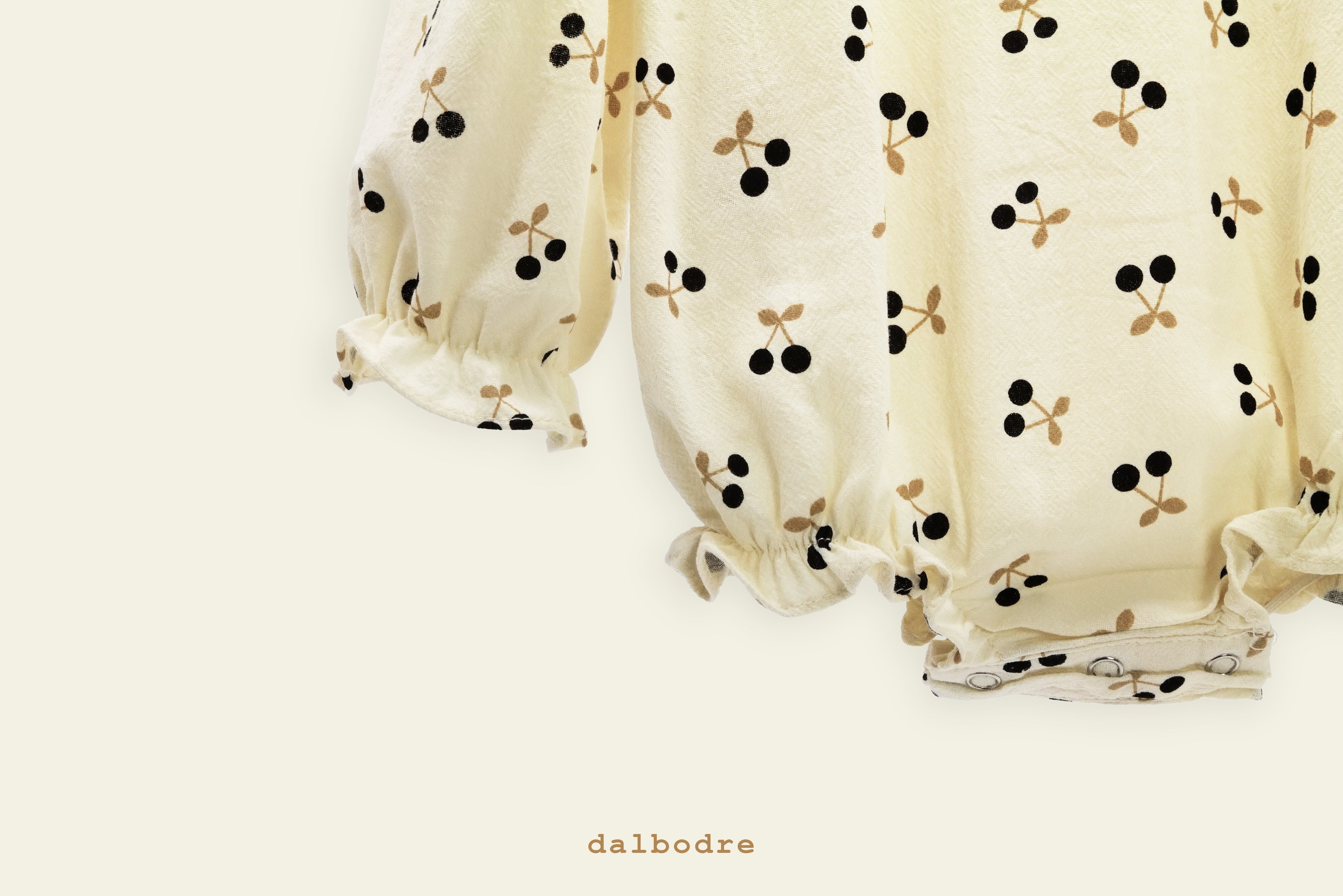 Conjunto de mono y sombrero para el sol con lunares de cereza