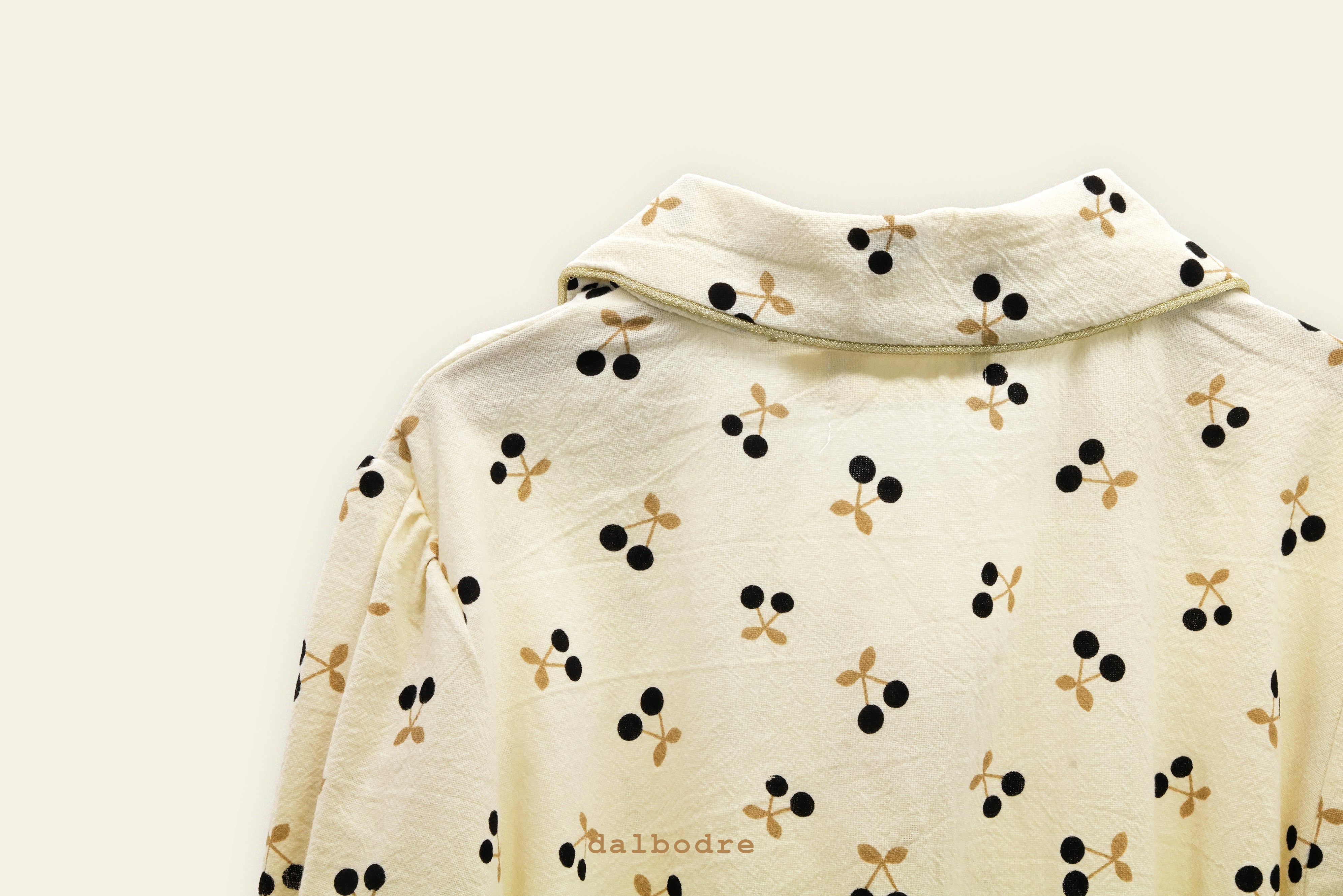 Conjunto de mono y sombrero para el sol con lunares de cereza